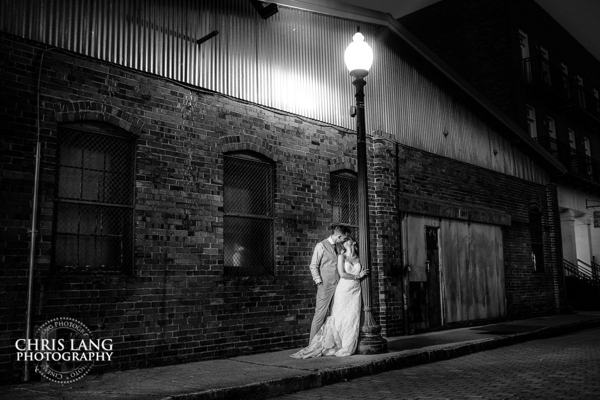 downtown wilmington nc wedding photo - bride & groom photo - bride & groom photo ideas - bride & groom photography - wilmington  nc wedding  wedding photography
